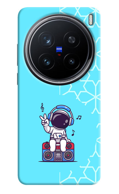 Cute Astronaut Chilling Vivo X200 Pro 5G Back Cover
